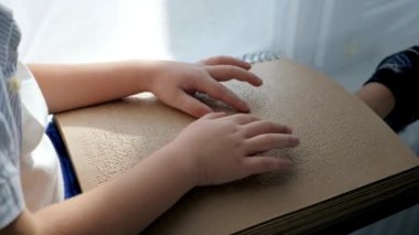 Körler için kitap okuyan çocuk el kitabı okuyan HD 4k.