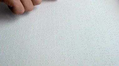 Kör insanlar görme engelli elleriyle kör alfabesiyle kitap okuyorlar.