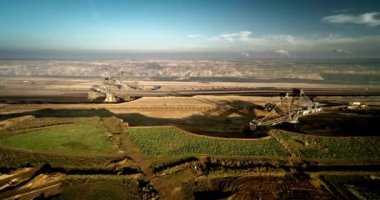 Kova tekerleği kazıcılarının arasında dev bir torba Dünyanın en büyük testeresi dağları kesiyor
