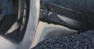 Kömür madeninde büyük bir maden kazıcı var.