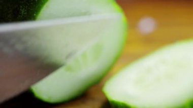 Ev mutfağında salata yapmak ve keto diyetinde evde sağlıklı yemekler pişirmek.