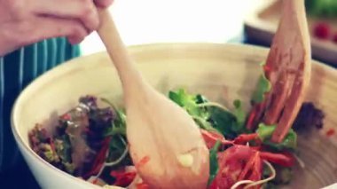 Ev mutfağında salata yapmak ve keto diyetinde evde sağlıklı yemekler pişirmek.