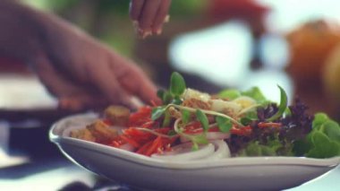 Yakın çekim evde sağlıklı yemekler hazırlayın. Mutfakta kendiniz besleyici ve organik yemekler yapın.