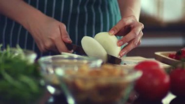 Ev mutfağında sebze ve organik malzemelerle sağlıklı salata yapmak.