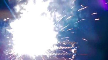 ev yapımı malzemeler için demiri ve çerçeveleri birbirine bağlayan kaynaklama işi 4k HD