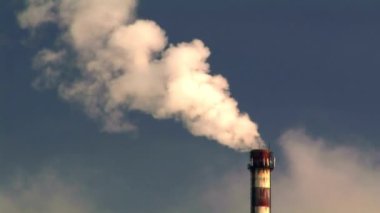 Endüstriyel fabrika bacaları gökyüzünü kirleten zehirli gazlar üretiyorlar. 4k HD