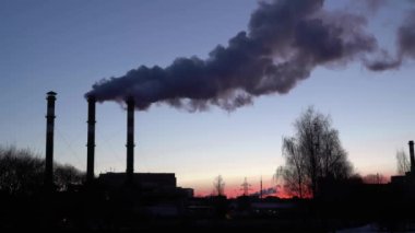 Fabrika enerji endüstrisinin sanayi hava kirliliği silueti gökyüzü sisli baca HD 4k