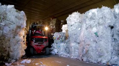 Malzeme atığı, geri dönüşüm tesisine aktarılmak üzere forklift kamyon motoruyla taşınır.