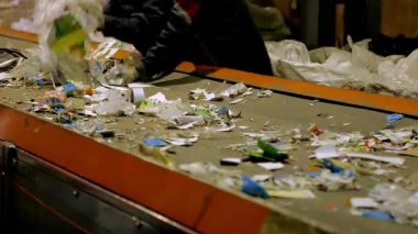 Plastik ve ambalaj atıkları fabrikada geri dönüşümlü malzeme olarak taşıma bantları tarafından taşınıyor