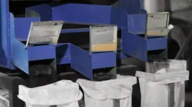 Geri dönüştürülmüş plastik atık materyalleri, endüstriyel santraller için temel malzemeler olarak tekrar işlenmek üzere işlendi
