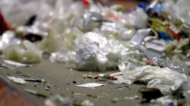 Plastik ve ambalaj atıkları fabrikada geri dönüşümlü malzeme olarak taşıma bantları tarafından taşınıyor