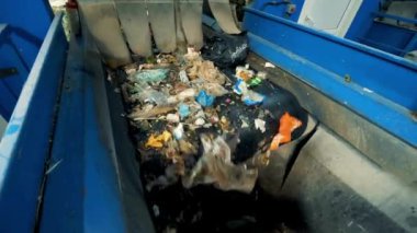 Plastik ve ambalaj atıkları fabrikada geri dönüşümlü malzeme olarak taşıma bantları tarafından taşınıyor