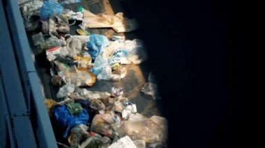 Geri dönüşüm atıklarının fabrika malzemesi olarak kullanılması için plastik ambalaj şişeleri yığını