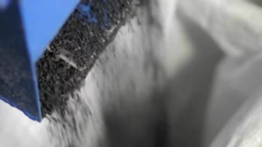 Geri dönüştürülmüş plastik atık materyalleri, endüstriyel santraller için temel malzemeler olarak tekrar işlenmek üzere işlendi