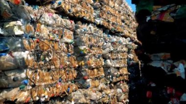 Geri dönüştürülmüş malzeme fabrikalarında atıkların geri dönüşümü plastik fabrika geri dönüşüm yığını endüstrisi