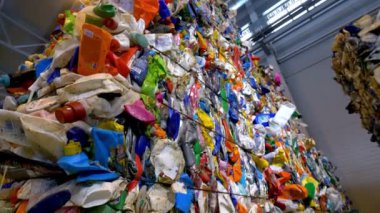 Geri dönüştürülmüş malzeme fabrikalarında atıkların geri dönüşümü plastik fabrika geri dönüşüm yığını endüstrisi