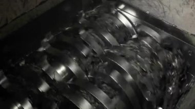 Geri Dönüşüm Fabrikasındaki Atık İmha Makinesi Öğütücü sürecinde taşınıyor