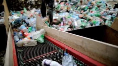 Geri dönüşüm atıklarının fabrika malzemesi olarak kullanılması için plastik ambalaj şişeleri yığını