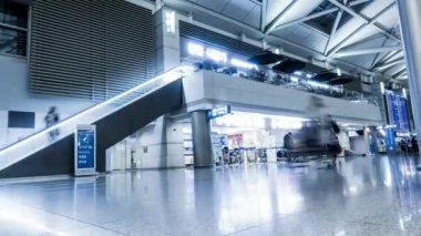 Görüntü efekti: Arka plan havaalanından geçen insanlar ve terminal seyahati ve tatil konsepti