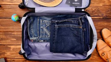 Tatil tatili seyahati için eşyalarınızı valize koyun turizm havaalanı çantasına koyun.