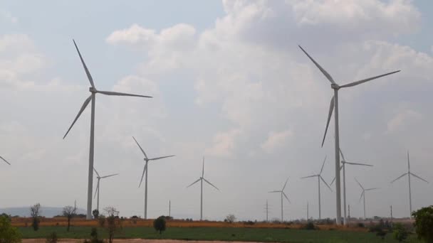 Rüzgar Türbininin Tarım Enerjisi Manzarası — Stok video