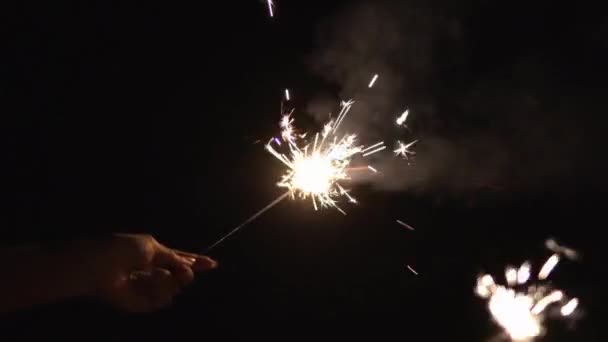 Close Van Nieuwjaar Feest Sprankelaar Zwarte Achtergrond Mooi Vuurwerk Feesten — Stockvideo