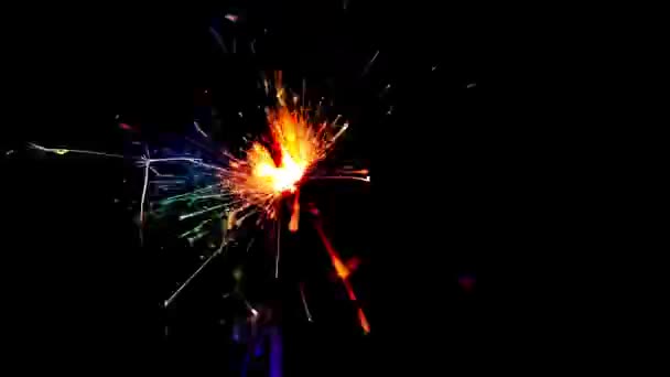 晚会节日背景下黑色背景庆祝活动中美丽的火花烟火 — 图库视频影像