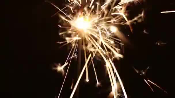 Primo Piano Scintilla Fuoco Sparkler Isolato Sfondi Neri Fuochi Artificio — Video Stock