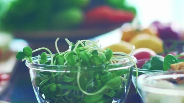 在家庭厨房里做健康膳食的特写配料有机蔬菜和水果饮食 — 图库视频影像