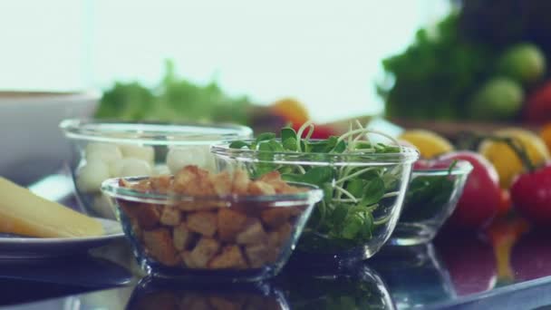 Närbild Ingredienser För Att Göra Hälsosamma Måltider Köket Ekologiska Grönsaker — Stockvideo