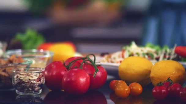 Zbliżenie Składniki Podejmowania Zdrowych Posiłków Kuchni Domowej Organicznych Warzyw Owoców — Wideo stockowe