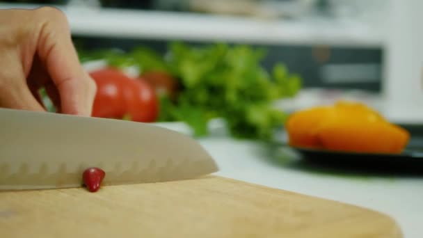 家庭のキッチンでサラダを作るチョップし ケトダイエット上の自宅で健康的な食事を調理 — ストック動画