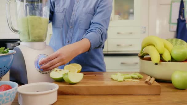 Mutfağında Salata Yapmak Keto Diyetinde Evde Sağlıklı Yemekler Pişirmek — Stok video
