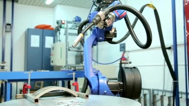 Trabalho Automatizado Com Mãos Robóticas Produção Moderna Ferro Alumínio Industrial — Vídeo de Stock