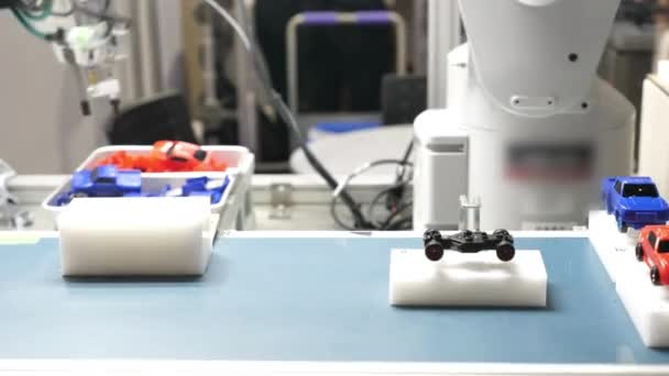 Automatizovaná Práce Robotickými Rukami Moderní Průmyslové Výrobě Železa Hliníku — Stock video
