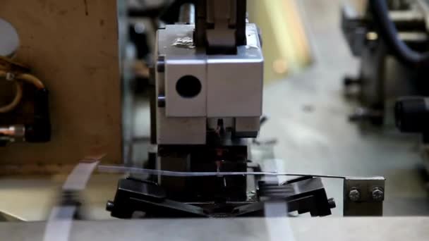 现代工业钢铁和铝生产中机器人手工操作的自动化工作 — 图库视频影像
