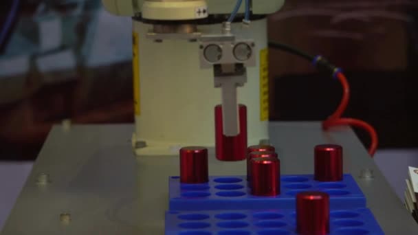 Trabalho Automatizado Com Mãos Robóticas Produção Moderna Ferro Alumínio Industrial — Vídeo de Stock