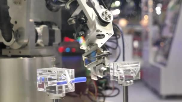 近接鉄生産工場と手ロボット自動化ビジネスビデオコンセプトの使用の枠組み — ストック動画