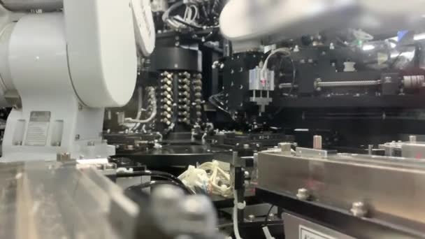 Παραγωγή Βιομηχανία Εργοστάσιο Διαχείρισης Χρησιμοποιεί Ένα Αυτόματο Ρομποτικό Βραχίονα Για — Αρχείο Βίντεο