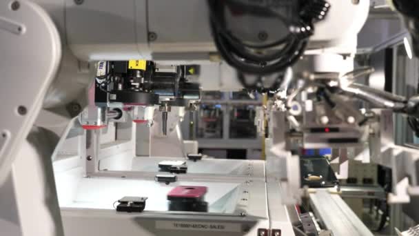 Zarządzanie Produkcją Przemysł Fabryczny Wykorzystuje Automatyczne Ramię Robota Dla Biznesu — Wideo stockowe