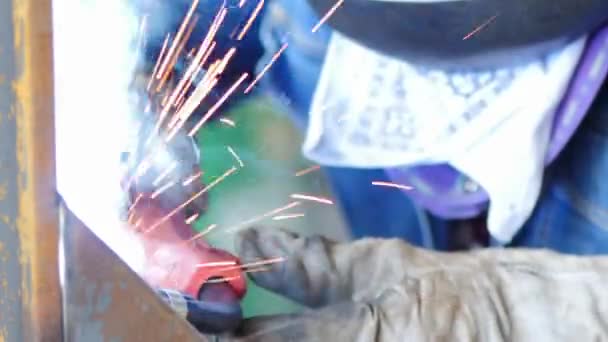 Close Bright Welding Sparks Close Langzame Staalarbeider Hete Vlam Helder — Stockvideo
