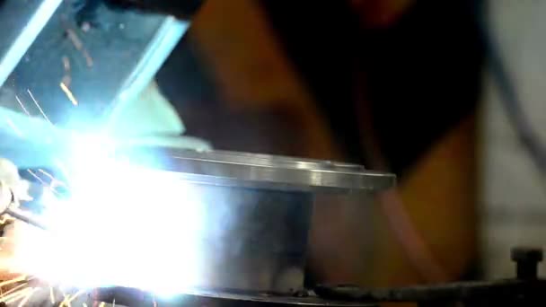 閉鎖明るい溶接火花閉鎖遅い鋼労働者ホット炎明るい鋼業界 — ストック動画
