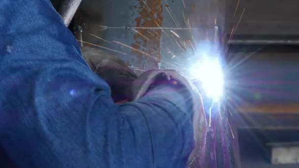 Close Bright Welding Sparks Close Langzame Staalarbeider Hete Vlam Helder — Stockvideo
