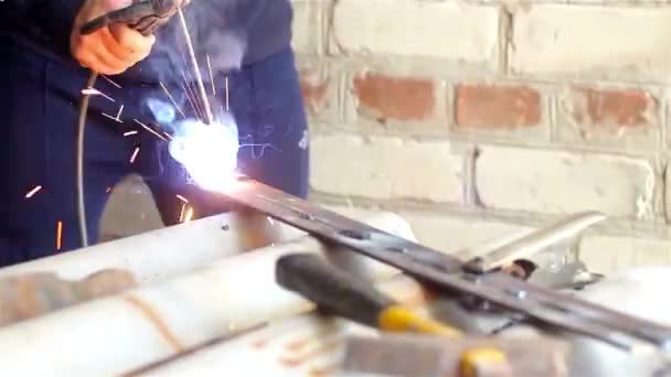Vonk Patroon Man Ingenieur Temperatuur Ijzer Reparatie Werk Industrie Bouw — Stockvideo