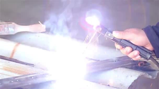 Çelik Kaynak Yapılırken Parlak Parıltı Endüstriyel Yapı Konsepti Videoları Için — Stok video