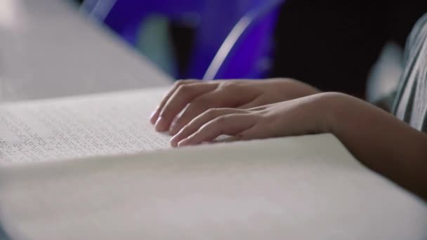 Pessoa Cego Ler Braille Livro Criança Mão Leitura Livros — Vídeo de Stock