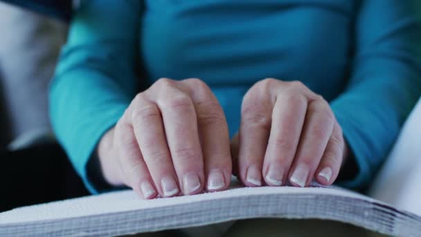失明人士阅读盲文文字特写手和手指头残障人士 — 图库视频影像
