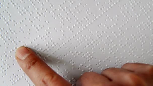 Zbliżenie Podręcznik Braille Dla Osób Niewidomych Niepełnosprawność Nie Może Zobaczyć — Wideo stockowe