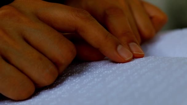 Persona Ciega Leer Braille Libro Niño Mano Lectura Libros — Vídeo de stock