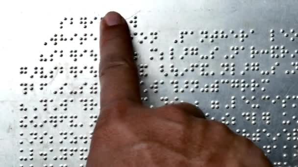 盲文书写系统字母表的特写镜头 镜头在移动 显示字母表和数字 — 图库视频影像